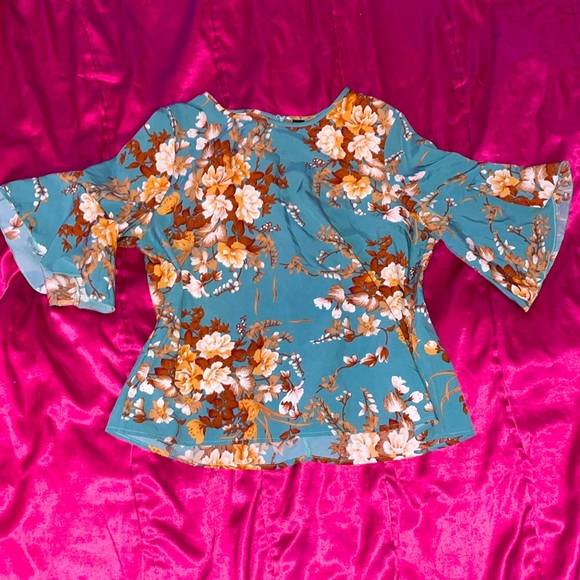 Forever 21 Tops - Forever 21 Teal Flower Top 🤍